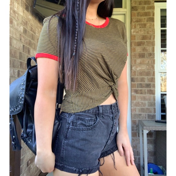 Gaze Knot Front Crop Top - Picture 3 of 3